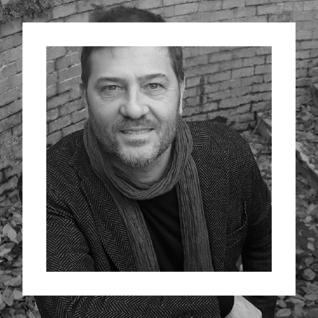 Mondadori's tweet photo. "Lo so, pensano che se una cosa fa stare male uno la deve evitare. Tu sai che non è così, vero?"

@dariobuzzolan, "Perché non sanno"

Scopri il romanzo ➡️ https://t.co/1OYawC9SSp https://t.co/i2EPwZfAoL