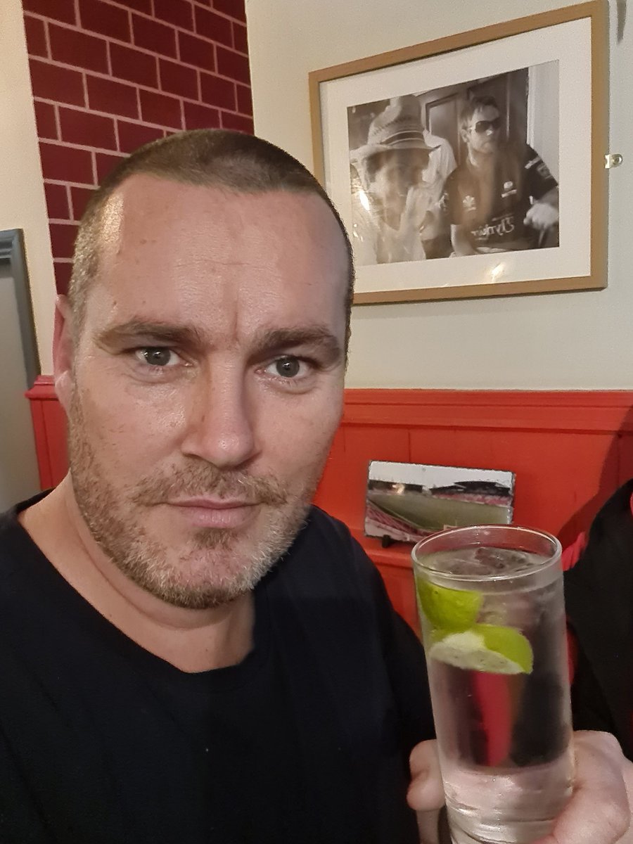 DaveCull1981's tweet photo. Diolch @RMcElhenney @VancityReynolds!!
This @AviationGin virgin approves π #TurfHotel https://t.co/zJGz6TKYJw