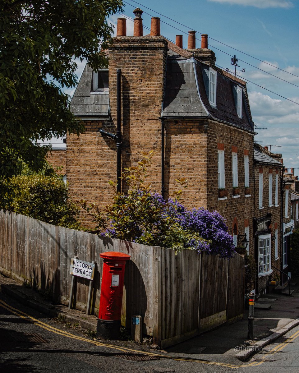 Harrow on the Hill, North London. ❤️🇬🇧😍
Love the Victorian architecture around here. 

#london #londonphotographer #lundonlens #harrowonthehill