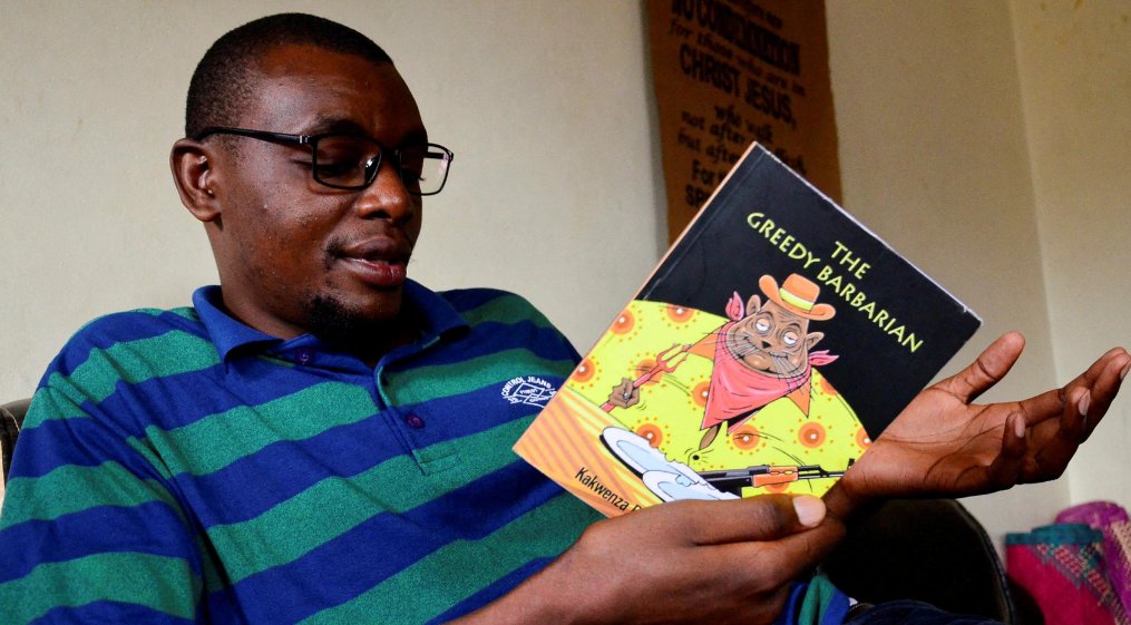 AJEnglish's tweet photo. Ugandan author Kakwenza Rukirabashaija, who spent nearly a month in jail after criticising President Museveni, flees the country https://t.co/C8GMzcXzVy https://t.co/sB41Q4l1ba
