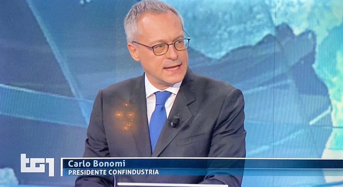 Confindustria's tweet photo. Il #lavoro è una parte fondamentale della nostra Costituzione. #Confindustria ne avverte tutta la responsabilità, ma è arrivato il momento per tutti di scoprire una nuova stagione di doveri. 
@CarloBonomi_ al #TG1 #SceglierediCambiare https://t.co/Wemer3dfJi