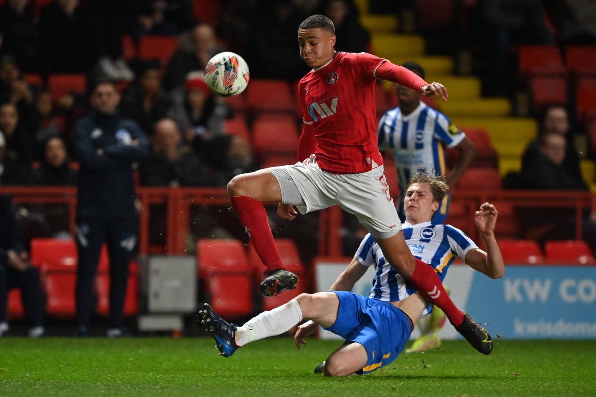 KGtopsnapper's tweet photo. The young Addicks trail 1-0 at half-time to Brighton in tonight's FA Youth Cup match.
#cafc #Addicks #SandgaardEra #CharltonFamily #FAYouthCup https://t.co/8J1Nj2xmpe