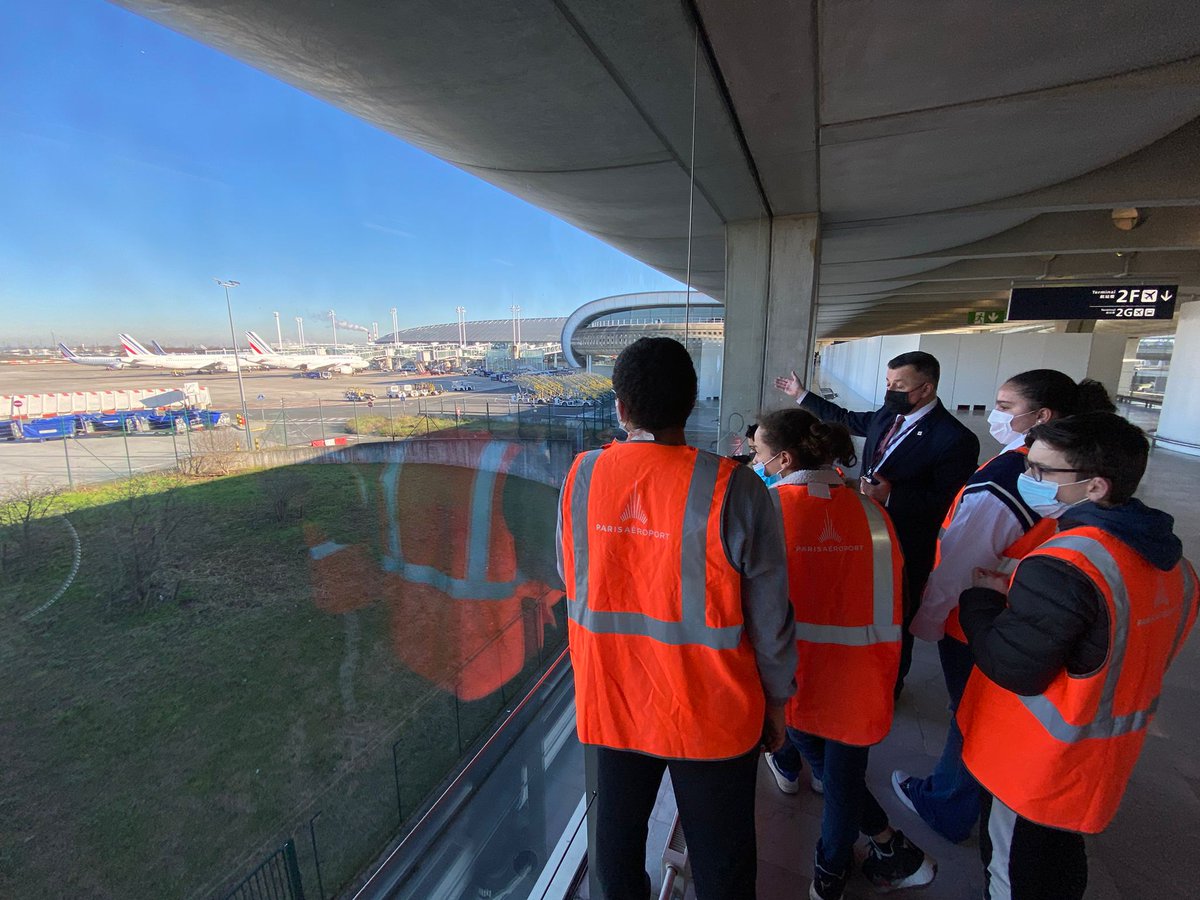 LeoLagrange's tweet photo. Dans le cadre du #HubMétiers, en partenariat avec @BoeingFrance, @GroupeADP et @decouvairte95, la Fédération Léo Lagrange a organisé une journée découverte des métiers de l’aéronautique à la Maison de l’environnement Roissy CDG ✈️ https://t.co/tYu43kqsai