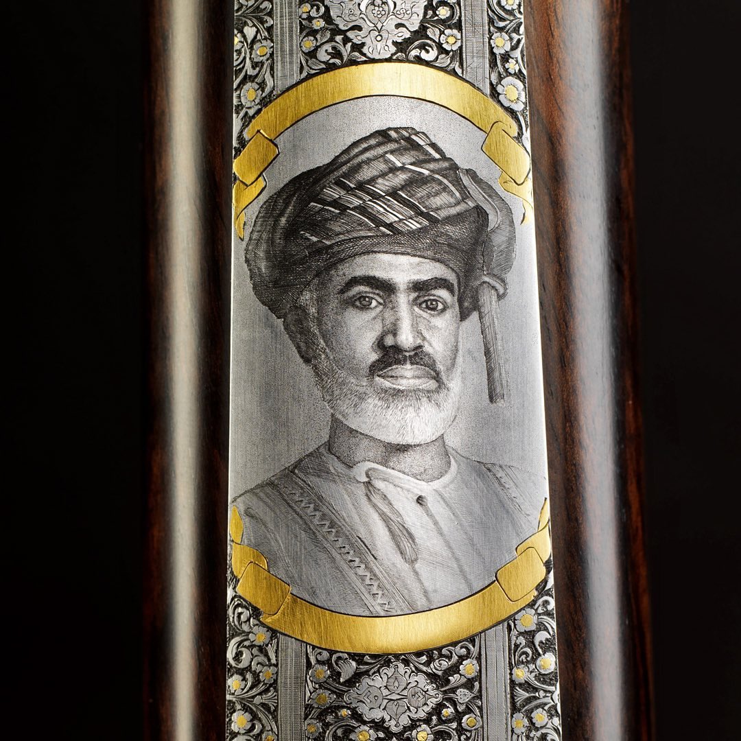 thurai62491854's tweet photo. *صورة السلطان قابوس في أغلى بندقيه في العالم بقيمة 980 ألف دولار أمريكي تعرض في المتحف البنادق العالمي*
قامت شركه صناعة الأسلحة الفاخره السويديه 🇸🇪 التي تقوم بانتاج أفخر البنادق في العالم (VO Vapen) بإنتاج أغلى بندقيه في العالم بحيث تبلغ قيمتها 820 ألف دولار أمريكي https://t.co/eT3nJHpNme
