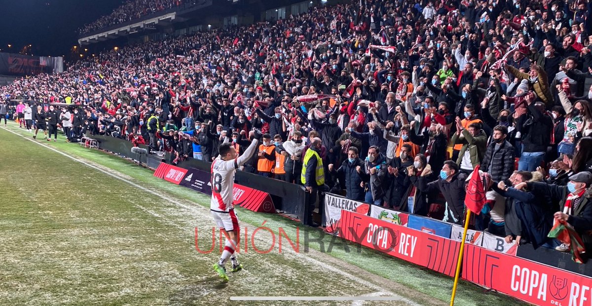 UnionRayoLive's tweet photo. 📸 LA IMAGEN:

⚡️ Álvaro celebra el 1-0 con la grada https://t.co/L0d5HmI8sz