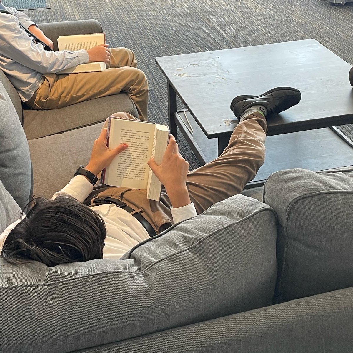 HillsideSchool1's tweet photo. Thanks to a recent DAR wishlist donation, Mr. Hindeβs 6th Grade Reading class was able to get comfortable with a good book this afternoon. #6thgrade #6thgradereading #hillsideschool #daughtersoftheamericanrevolution #DAR https://t.co/LicXzwA0jJ