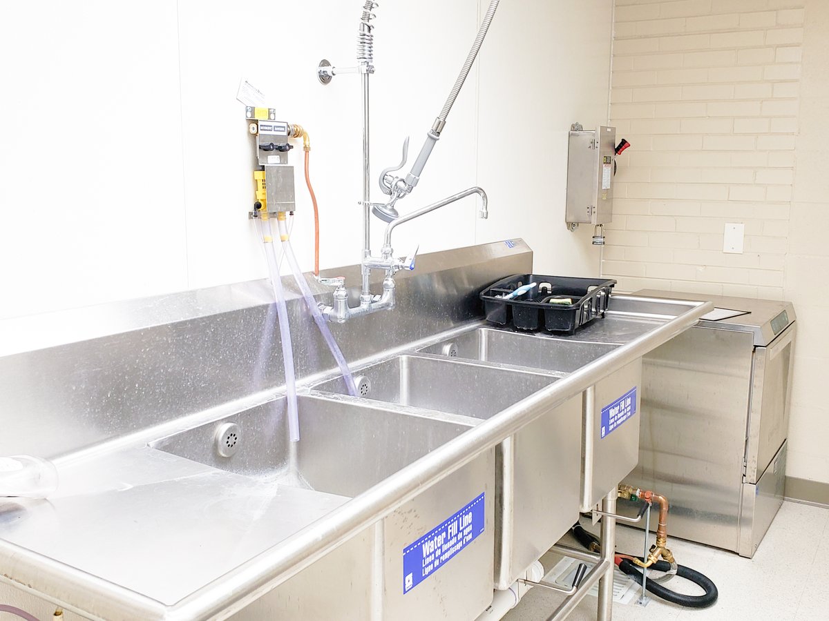 BataviaParkDist's tweet photo. The Eastside Community Center's newly renovated commercial-grade #kitchen, adjacent to Shannon Hall, is an ideal space for caterers! 👩‍🍳 Find out more rental information at https://t.co/aBhYET7Qpf! #BataviaParks #ShannonHall https://t.co/8SO35ZWItH