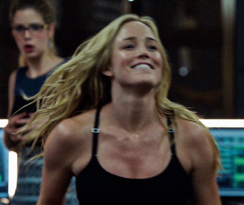 lotzofcaity's tweet photo. no thoughts just baby sara lance training and showing her abs https://t.co/dfN7vltSfU