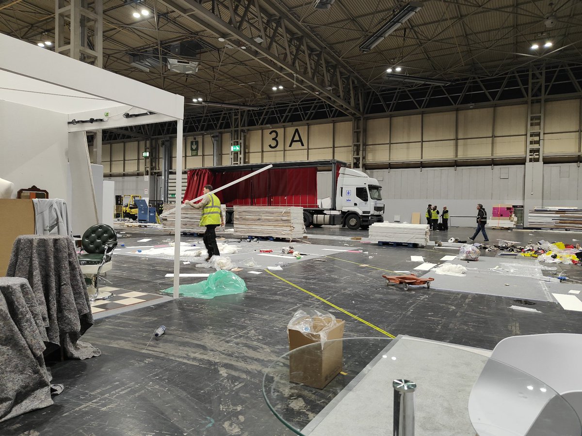 handdels's tweet photo. The chaos of breakdown at #springfair2022 but the #logisticsexpert army of #eventprofs are saving the day! https://t.co/eetBSwkEIm