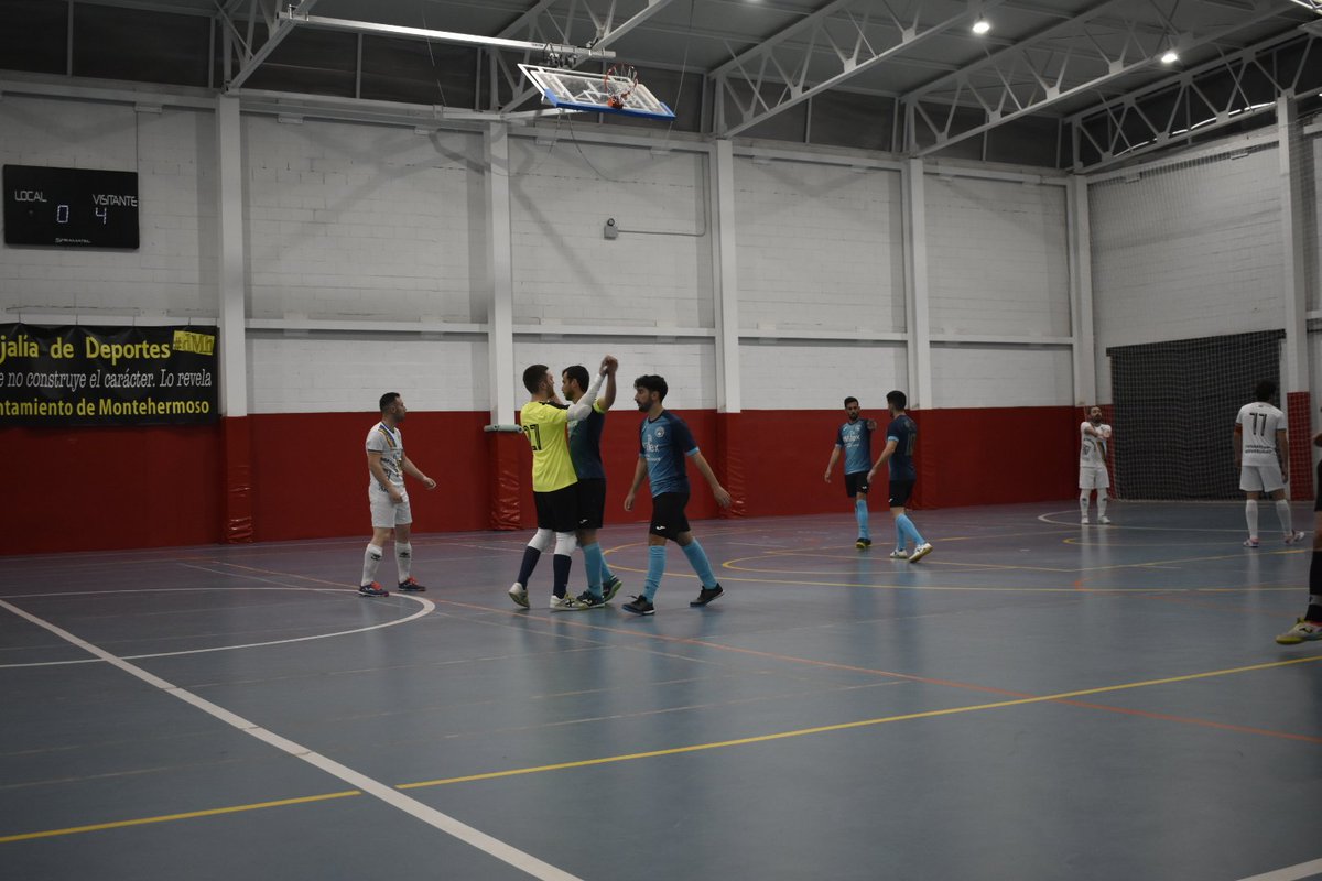 MontehermosoFu1's tweet photo. TERCERA DIVISIÓN EXTREMEÑA G.23

Jornada 16

Gooooooollllll gooooooollllll gooooooollllll del alma del equipo, gol del brazalete, gol de @LuisPerka

@MontehermosoFu1 1
@cdvivares 0

⚽ @LuisPerka

#ElRetoContinúa https://t.co/yne7TBdMCv