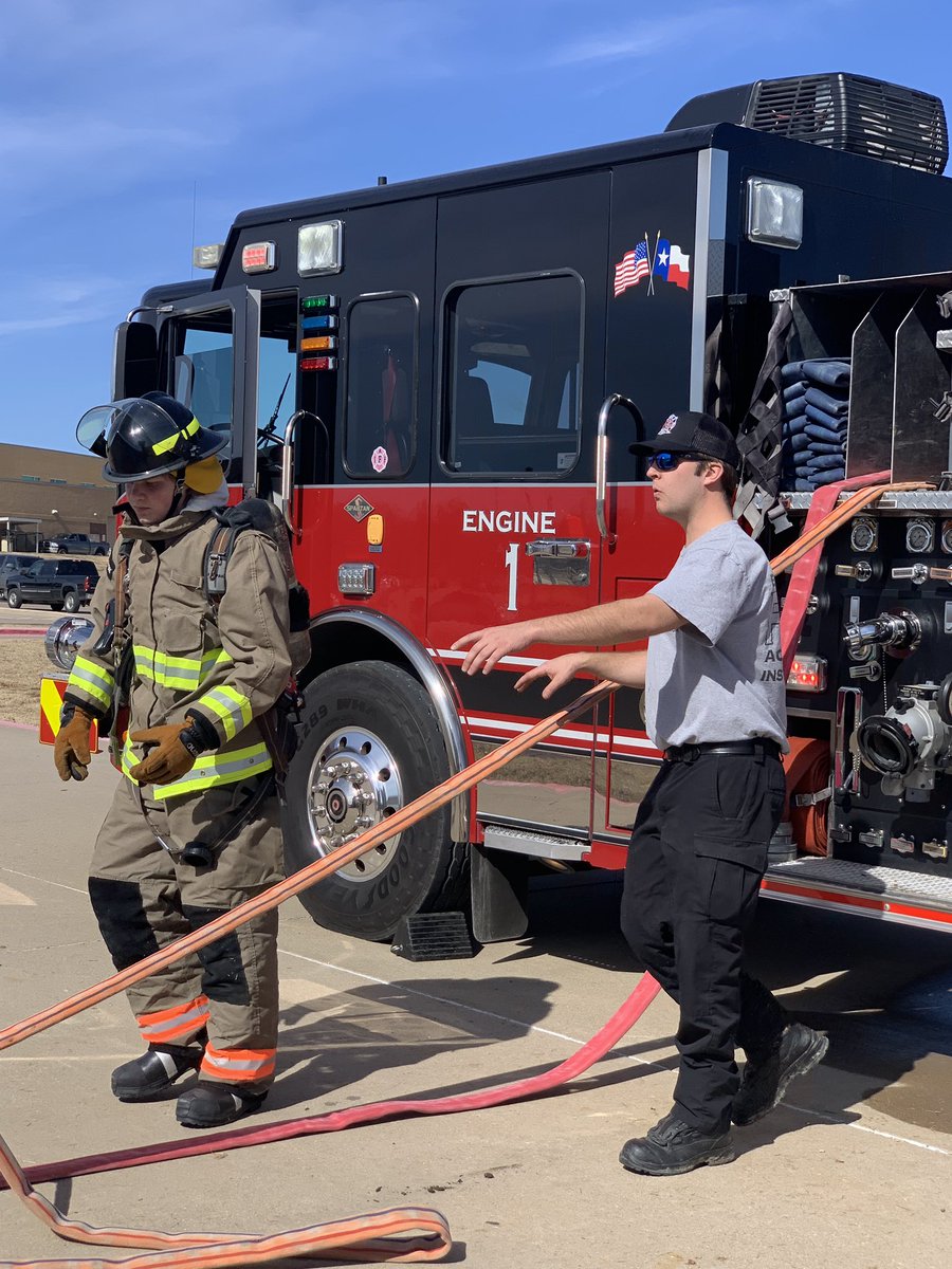 BfdCte's tweet photo. BISD Fire Academy students take advantage of this beautiful weather to perform hands-on skills! @burleson_cte @BHSElks @CHSSpartans https://t.co/aH0rUIUc7S