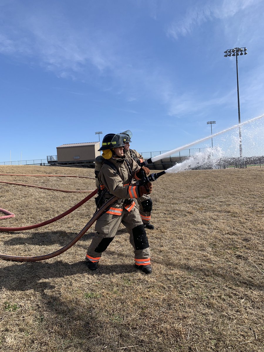 BfdCte's tweet photo. BISD Fire Academy students take advantage of this beautiful weather to perform hands-on skills! @burleson_cte @BHSElks @CHSSpartans https://t.co/aH0rUIUc7S
