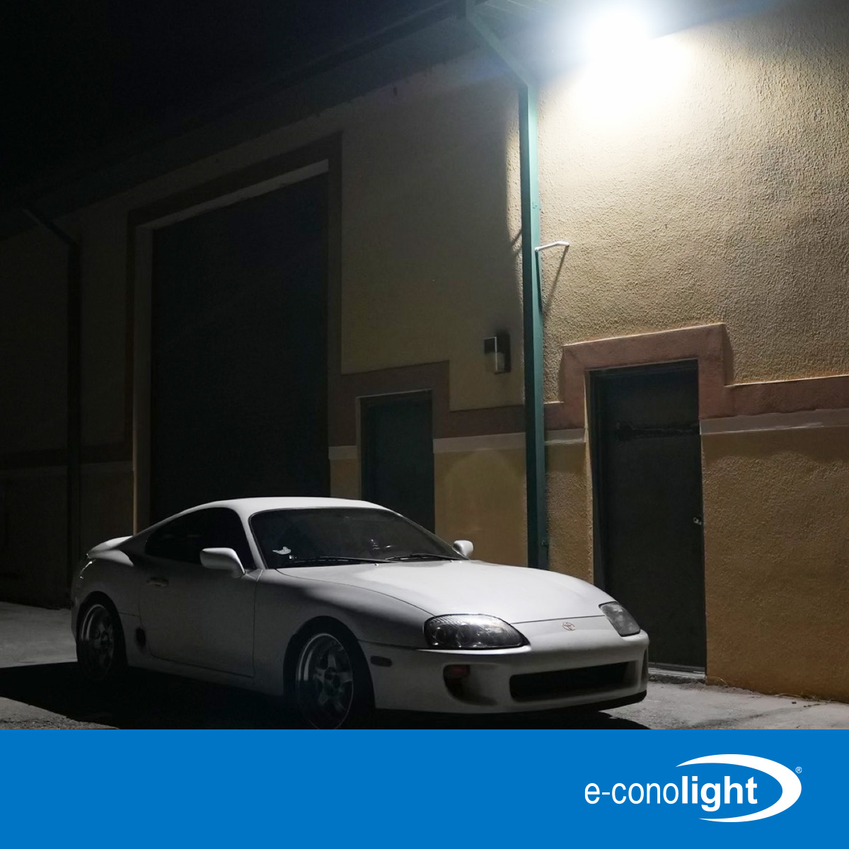 econolightUSA's tweet image. Our pal @Adam_LZ loves showing off the outside of his shop, too. Cree Lighting® XSPW™ LED Wall Mount with Cree TrueWhite® Technology turns night into day so now we can see what Adam’s up to. Gotta look quick, though – he moves pretty fast. bit.ly/3su7Chx