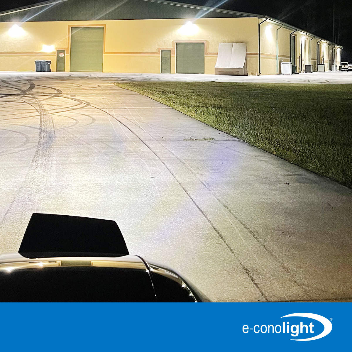 econolightUSA's tweet image. Our pal @Adam_LZ loves showing off the outside of his shop, too. Cree Lighting® XSPW™ LED Wall Mount with Cree TrueWhite® Technology turns night into day so now we can see what Adam’s up to. Gotta look quick, though – he moves pretty fast. bit.ly/3su7Chx