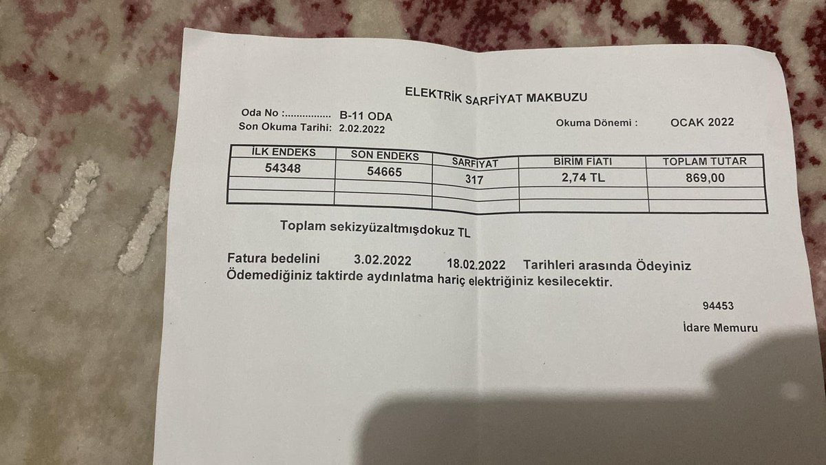 Mhalukcavusoglu's tweet photo. Tahliye olan mahkuma infaz koruma memurları sürpriz olarak elektirik faturasını veriyor. 
Ne hale geldi ülke Allah'ım 
Sen yardım et gariban halka
Ve sesini çıkarmak istediği halde çıkaramayanlara.
@ctekurumsal @adalet_bakanlik 
Mahkumların #elektrikfaturası https://t.co/h0V7z56HDH