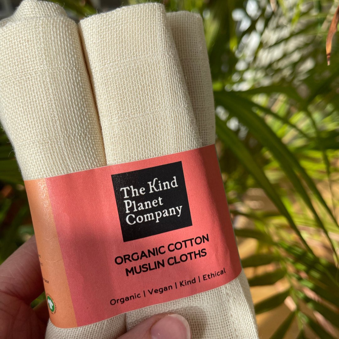 thekindplanetco's tweet photo. Our #organiccotton muslin face cloths are:
🌱 #SoilAssociation and #GOTS certified organic
🤍 pure + natural; no bleach, no dyes
🧼 machine washable at 30 degrees Celsius
🧳 perfect for travelling 
🪡 handmade by female artisans in India

Get a pack of 3 cloths for £5.50 https://t.co/qfYXo5U2Hu