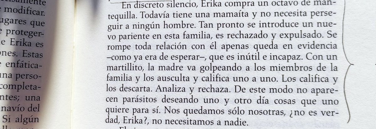 ladylibrorojo's tweet photo. "Nos quedamos sólo nosotras, ¿no es verdad, Erika?, no necesitamos a nadie"
#LaPianista #Jelinek

#uffffs, voy leyendo y es como pisar minas antipersona párrafo tras párrafo 💥 https://t.co/ZpqQ8cLrrX