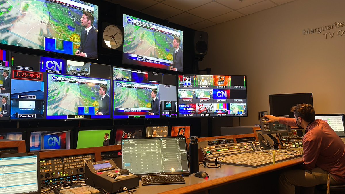 BradleyRoe14's tweet image. A little behind the scenes look @TVProdLab making the magic happen for @cronkitenews. Tune in at 5:30!