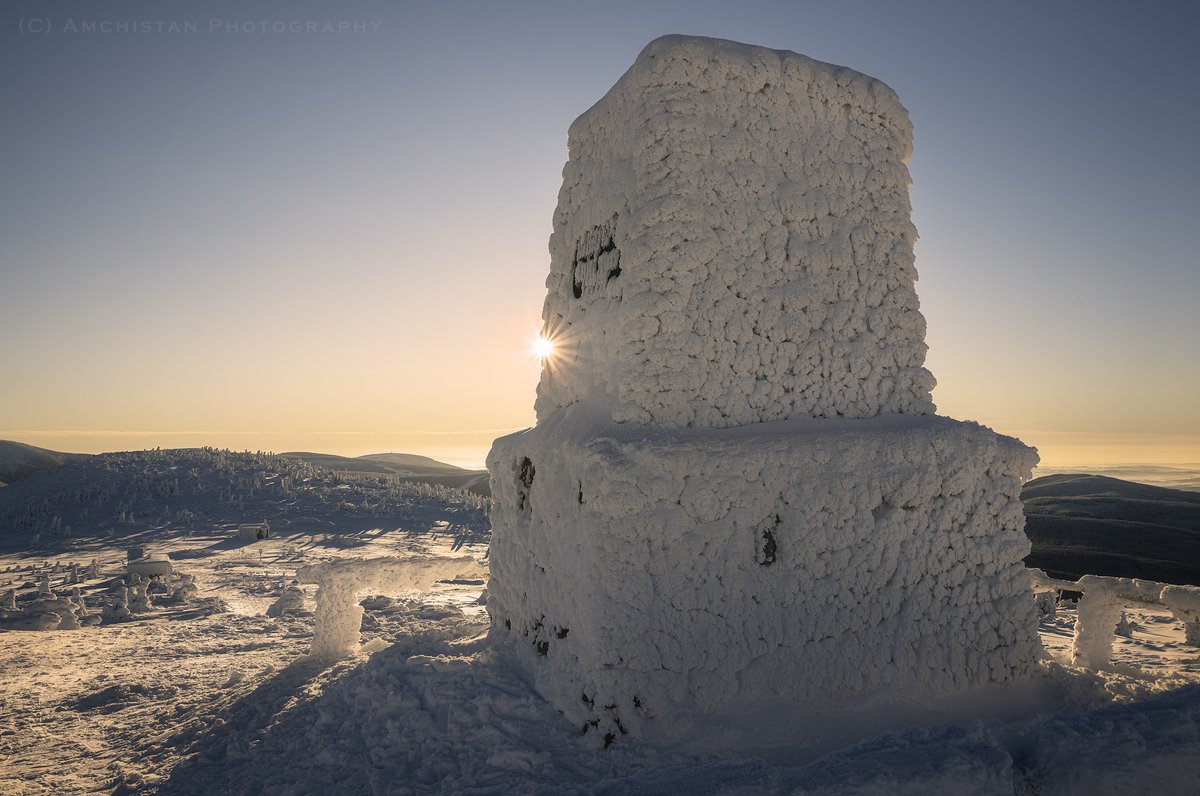 amchistan's tweet photo. Hanč and Vrbata Memorial in the Czech Krkonoše mountains #hančandvrbata #memorial #photography #Czech #landscape #landscapephotography #Winter #sunrise #amchistan #amchistanphotography https://t.co/iBBBmSc0Df