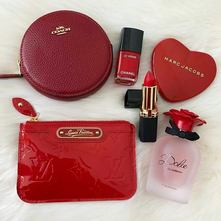 Why not treat yourself this Valentine’s Day?❤️ 🎁
#valentines #girls #womensupportingwomen #hercampus #hercampusstyle