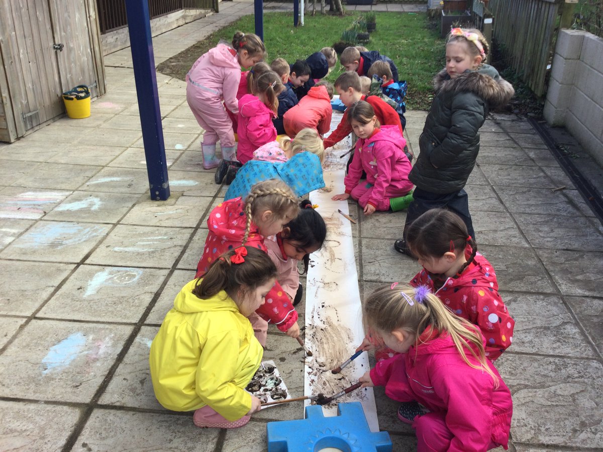 dosbarth_un's tweet photo. Cawson ni llawer o hwyl yn ein sesiwn awyr agored Dydd Gwener wythnos diwetha...paentio gyda mwd. We had lots of fun in our Foraging Friday session last week...painting with mud. #expressivearts #exploringoutside https://t.co/d12RB3Oy0N
