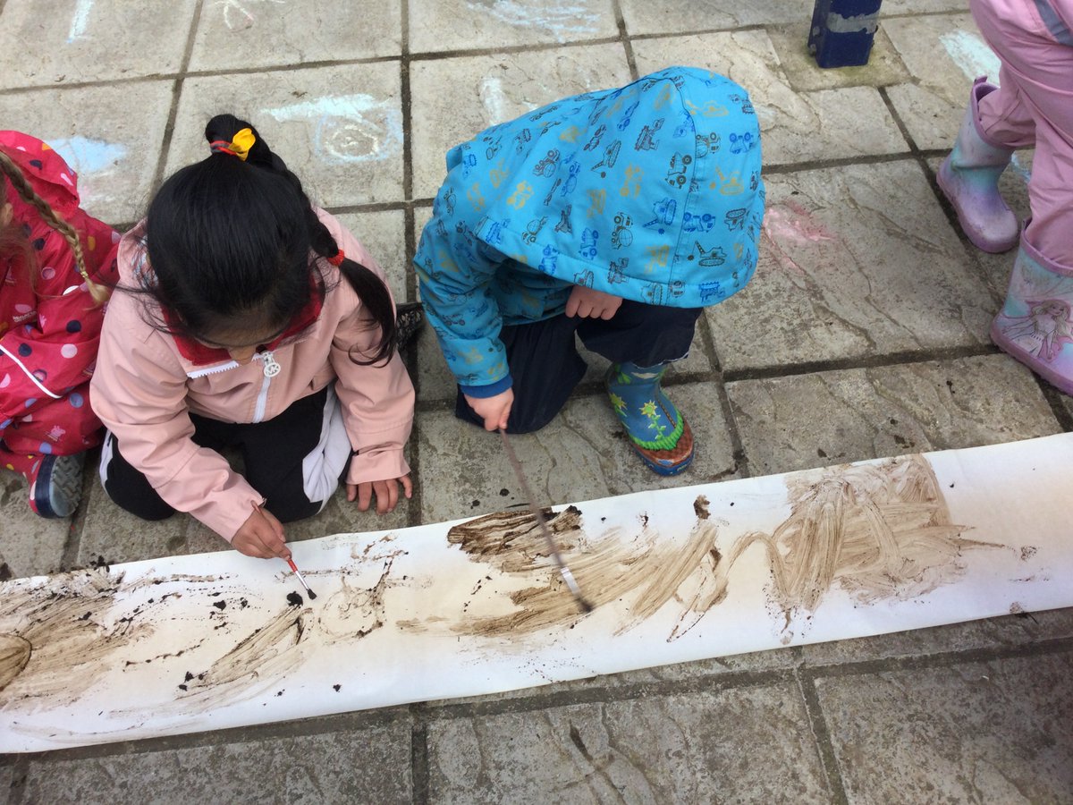 dosbarth_un's tweet photo. Cawson ni llawer o hwyl yn ein sesiwn awyr agored Dydd Gwener wythnos diwetha...paentio gyda mwd. We had lots of fun in our Foraging Friday session last week...painting with mud. #expressivearts #exploringoutside https://t.co/d12RB3Oy0N