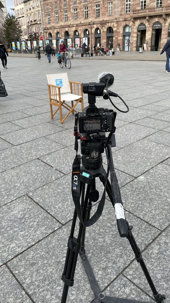 marketingonl's tweet photo. @zohrabenmiloud @haxieMB @erikaolavarria1 @MohamedF24 @Armelle_caux @SaraBertilsson @AbdelbostA @FRANCE24 #Presidentielle2022 🗳️🇫🇷 : la #santé est-elle un thème qui vous tient à cœur ?
L'équipe du #roadtripf24 a posé sa chaise place Kléber, à #Strasbour… https://t.co/Nkuxt0GFPX