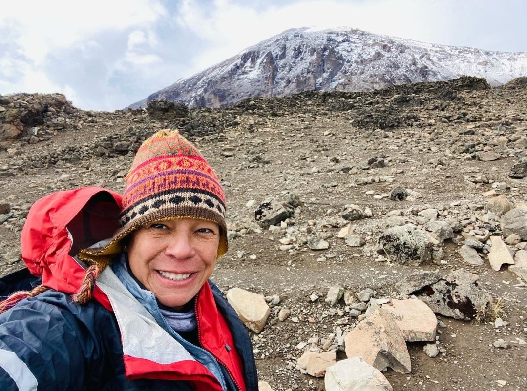 Sibila42km's tweet photo. La panameña Ayenza Mathew corona El Techo de Africa:el Kilimanjaro;en dic.2021 luego de 5 días de caminata llegó a la cumbre de 5.895 mts, el punto +alto de África y la montaña independiente más alta del mundo:-25°Celsius /-13° Fahrenheit @sabribacal @AlvaroAlvaradoC @JCTapiaLMB https://t.co/UvMeVqMnfI