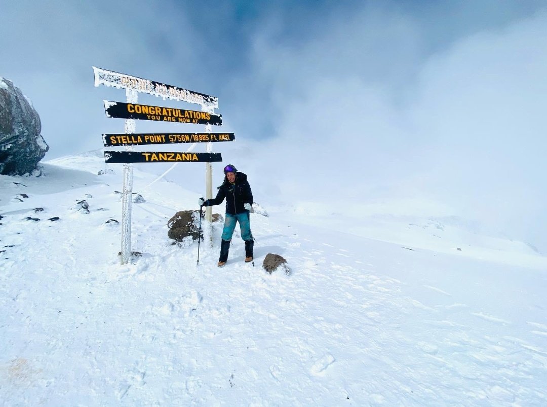 Sibila42km's tweet photo. La panameña Ayenza Mathew corona El Techo de Africa:el Kilimanjaro;en dic.2021 luego de 5 días de caminata llegó a la cumbre de 5.895 mts, el punto +alto de África y la montaña independiente más alta del mundo:-25°Celsius /-13° Fahrenheit @sabribacal @AlvaroAlvaradoC @JCTapiaLMB https://t.co/UvMeVqMnfI