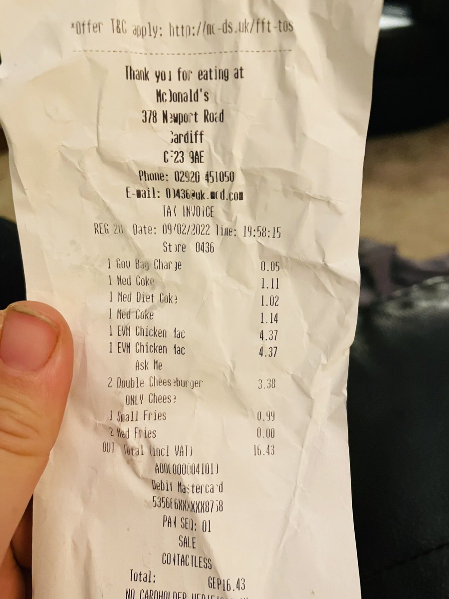 michaelacox1109's tweet photo. Once again shocking custom service from @McDonalds pontprennau, i mean how hard is it to add an extra slice of cheese to a chicken big mac? I mean you longwood drive, afon Road and Newport road restaurants have all managed to add a slice without any complaint 🤷‍♀️ https://t.co/uJcqHFOgkJ