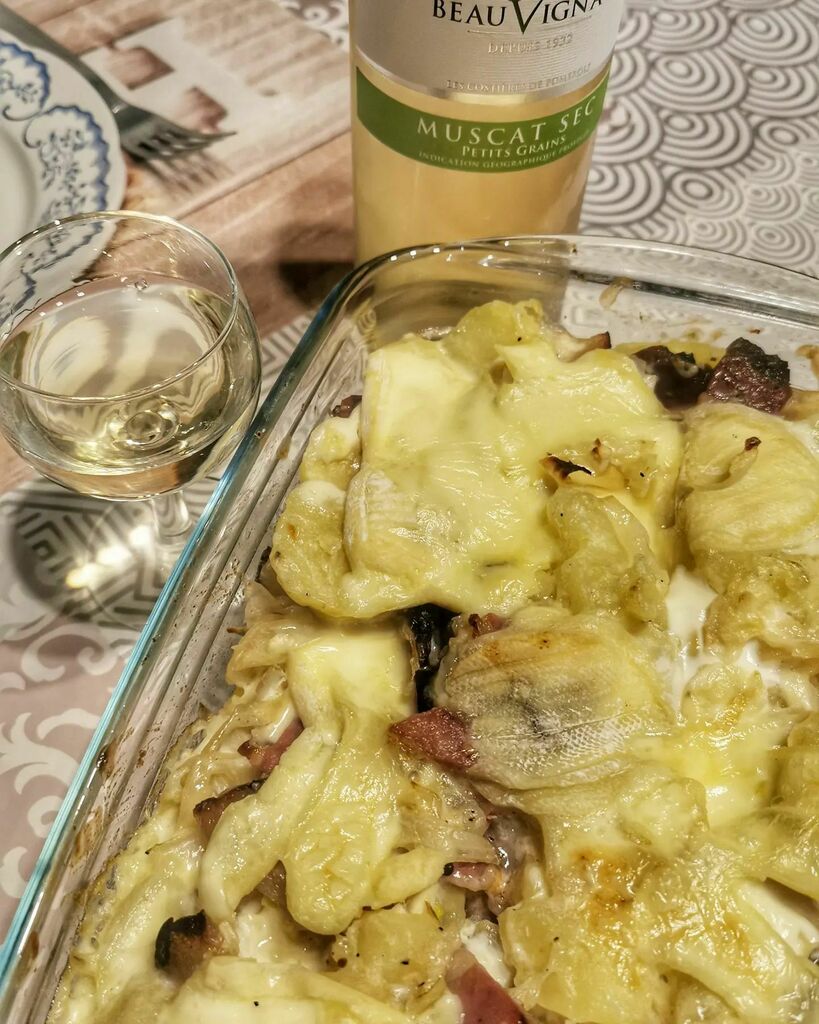 nadasto's tweet photo. Rocaflette au Rocamadour 😍
Cette grosse envie après la rando !
Le fromage de chèvre du Lot, les patates, oignons et ail du jardin, le lard de cul noir de Corrèze
#tartiflette #potatoes #frenchfood #cabecou #foodblogger #terroir #homemadefood #savoure… https://t.co/wmgZpI7gtz https://t.co/FIJkExhpks