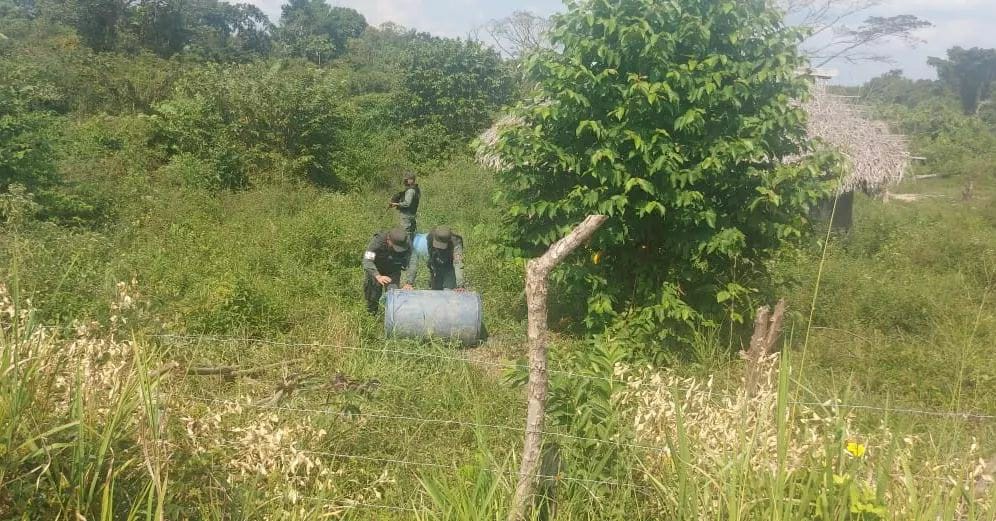 capcmdte1eraci1's tweet photo. Efectivos del @D116GNBZulia localizaron de manera oculta en una zona boscosa, un centro de almacenamiento de combustible donde se nutrian los TANCOL. 
#9Feb #VenezuelaTierraDePaz
#CentinelasPorLaPatria
#YoSoyFANB #GNBZULIA
.@GnbGaranteDePaz

📢🇻🇪 https://t.co/Eu4oiVch4T