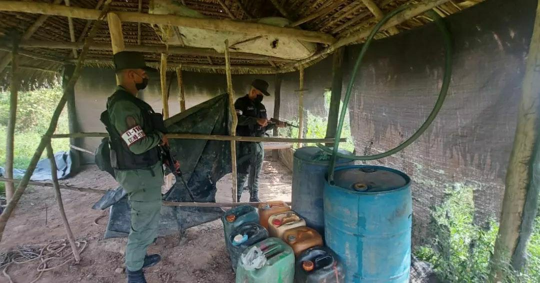 capcmdte1eraci1's tweet photo. Efectivos del @D116GNBZulia localizaron de manera oculta en una zona boscosa, un centro de almacenamiento de combustible donde se nutrian los TANCOL. 
#9Feb #VenezuelaTierraDePaz
#CentinelasPorLaPatria
#YoSoyFANB #GNBZULIA
.@GnbGaranteDePaz

📢🇻🇪 https://t.co/Eu4oiVch4T