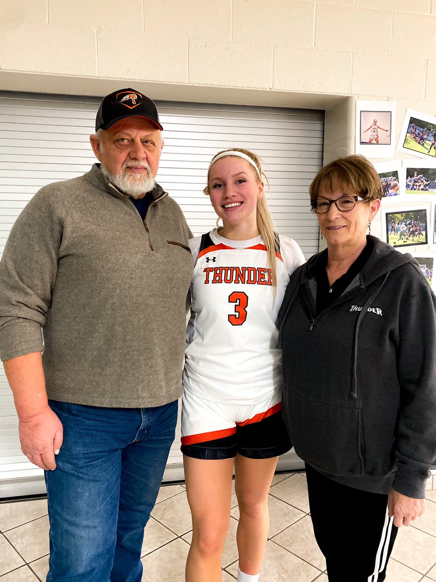 laceyfrase03's tweet photo. Senior Night! TIME FLYS🥺❤️ https://t.co/4jwbTO5bgB