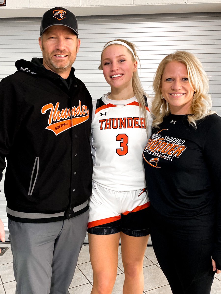 laceyfrase03's tweet photo. Senior Night! TIME FLYS🥺❤️ https://t.co/4jwbTO5bgB