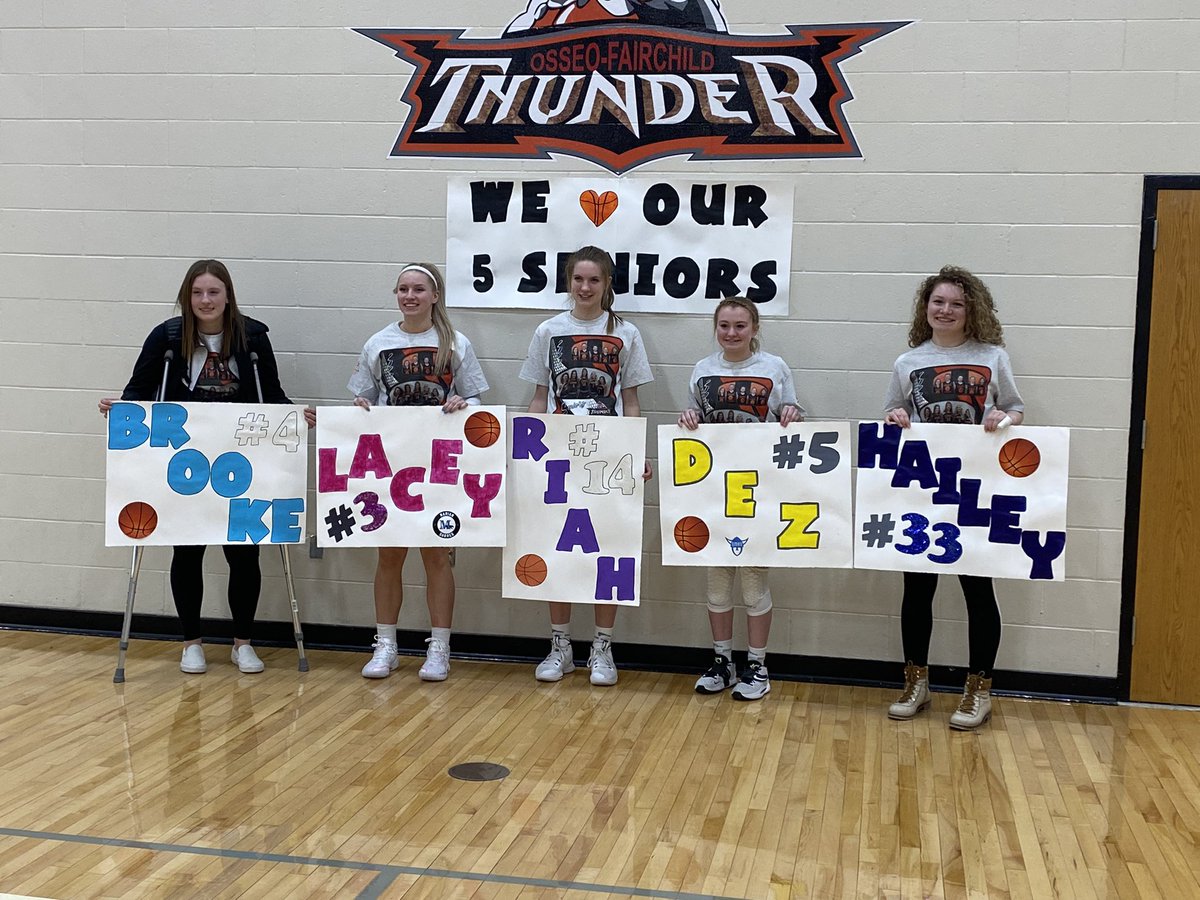 laceyfrase03's tweet photo. Senior Night! TIME FLYS🥺❤️ https://t.co/4jwbTO5bgB