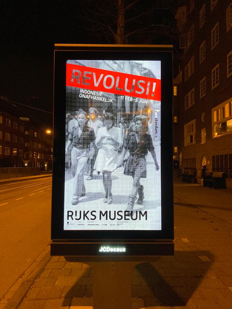 HugoWilmar2's tweet photo. Op 11 feb. '22 opent de tentoonstelling 'Revolusi!' in het @rijksmuseum. De posters zijn overal in A'dam te zien. Wij vinden het heel bijzonder dat de gekozen foto door #Hugowilmar gemaakt is. Met trots tonen wij u de achterkant van de poster. #Revolusi #Rijksmuseum https://t.co/7YhgF7ic9g