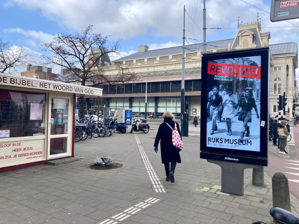HugoWilmar2's tweet photo. Op 11 feb. '22 opent de tentoonstelling 'Revolusi!' in het @rijksmuseum. De posters zijn overal in A'dam te zien. Wij vinden het heel bijzonder dat de gekozen foto door #Hugowilmar gemaakt is. Met trots tonen wij u de achterkant van de poster. #Revolusi #Rijksmuseum https://t.co/7YhgF7ic9g