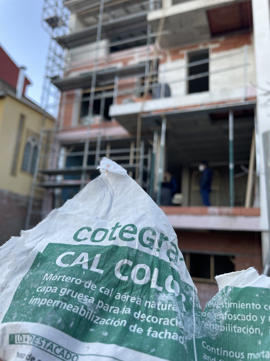 DelsoVictor's tweet photo. Vivienda concepto Flagship House en #Huesca que esta siendo revestida por mortero de cal natural #Sika #CalColor de @SikaSpain …en breve mostraremos el acabado final. https://t.co/SgjpCXrbuH