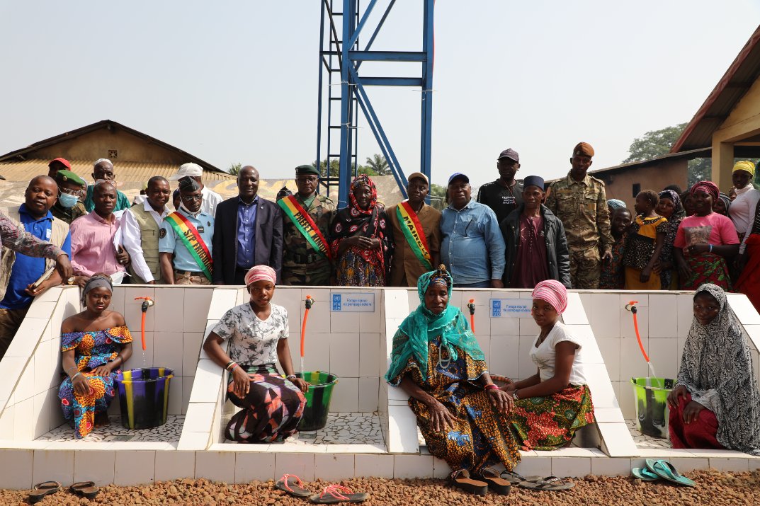 peged_pnud's tweet photo. À TEMBAYA, LE PNUD RAPPROCHE LA SOURCE D'EAU POTABLE DES FEMMES ET FILLES ET AMÉLIORE LES CONDITIONS DE VIE ET LA SANTÉ DES COMMUNAUTÉS.

Un forage équipé de pompe solaire approvisionne les communautés. 

Lire plus    https://t.co/rTcfkb4LfI

#ODD6 #EauPourTous #Kindia https://t.co/LsJBaGmbVr