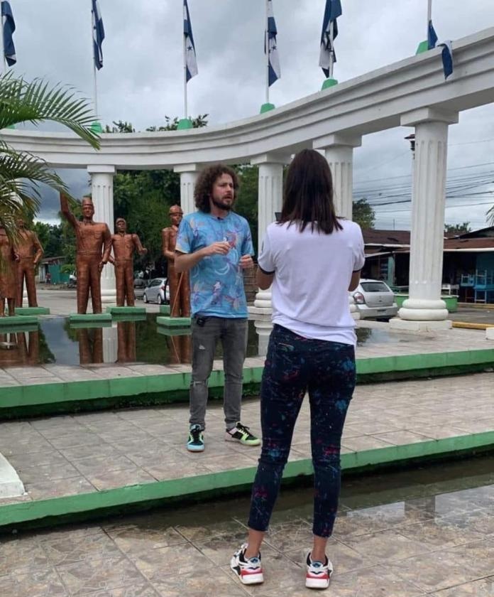 TodayHonduras's tweet photo. Recién llegado se lo llevó a El Progreso; luego, con lluvia, a la playa más sucia de Tela; después le puso la camisa de la H y, por último, lo llevó a comer baleadas a Tegucigalpa. El guía de Luisito ha demostrado que, en efecto, somos un país de hijos de puta. Pródiga tierra🇭🇳 https://t.co/YAq036qsEy