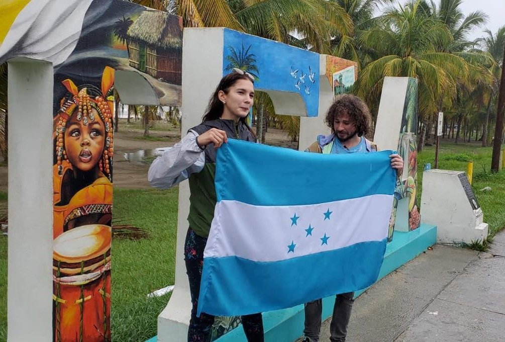 TodayHonduras's tweet photo. Recién llegado se lo llevó a El Progreso; luego, con lluvia, a la playa más sucia de Tela; después le puso la camisa de la H y, por último, lo llevó a comer baleadas a Tegucigalpa. El guía de Luisito ha demostrado que, en efecto, somos un país de hijos de puta. Pródiga tierra🇭🇳 https://t.co/YAq036qsEy
