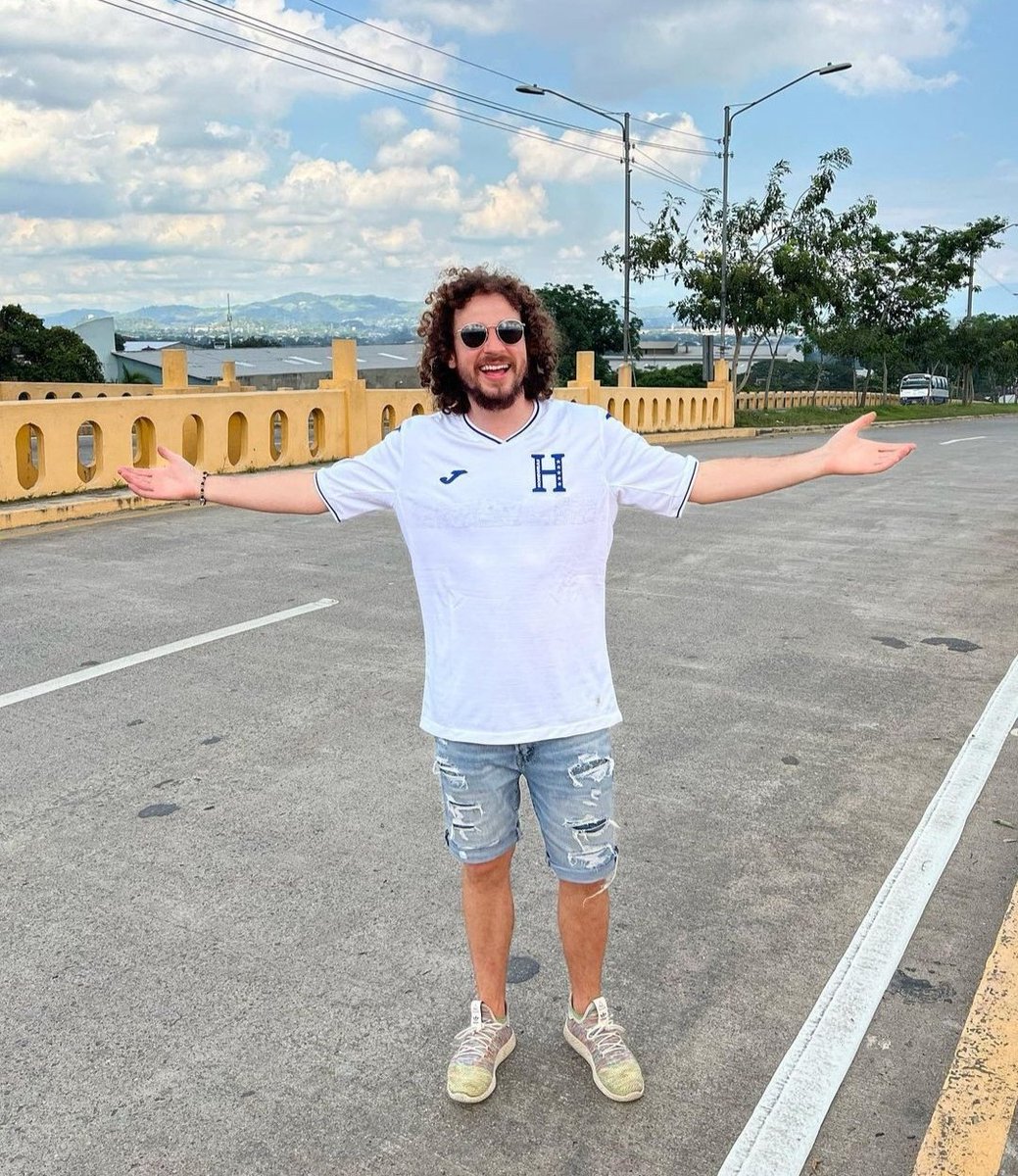 TodayHonduras's tweet photo. Recién llegado se lo llevó a El Progreso; luego, con lluvia, a la playa más sucia de Tela; después le puso la camisa de la H y, por último, lo llevó a comer baleadas a Tegucigalpa. El guía de Luisito ha demostrado que, en efecto, somos un país de hijos de puta. Pródiga tierra🇭🇳 https://t.co/YAq036qsEy