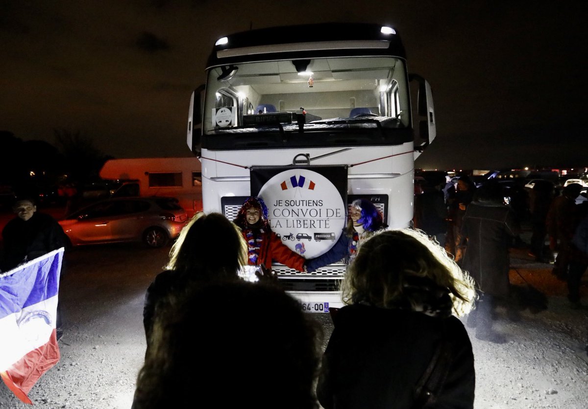 #ConvoidelaLiberte #Avignon des centaines de véhicules ont convergé vers le parking du parc des expo à Avignon ce 9 février 2022. Convoi pacifique et apolitique. 📸 Corine Brisbois
