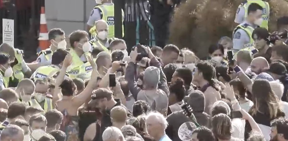 Some real unity of purpose from the #Convoy2022NZ. As one of their fellow unvaccinated is arrested and cries for help, they all rise in unison, rush to the side of their kindred ally... to get video footage.
#LookMaImACovidiot #Dumbkirk #freedumb #superspreaderevent #ChurNZPolice