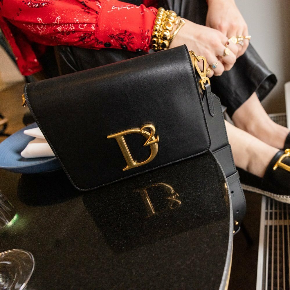 DeRodeLoperDH's tweet photo. #DSQUARED2 #WOMEN SPRING/SUMMER '22
Are you looking for the Dsquared2 D2 Statement shoulder bag? Visit our website for all the details.
Price: €980
For more Dsquared2 https://t.co/TF0uCo86md
#derodeloper #stylegram #instafashion #fashiongram #fashio… https://t.co/YNIDweSIsz https://t.co/z3AI845kOp
