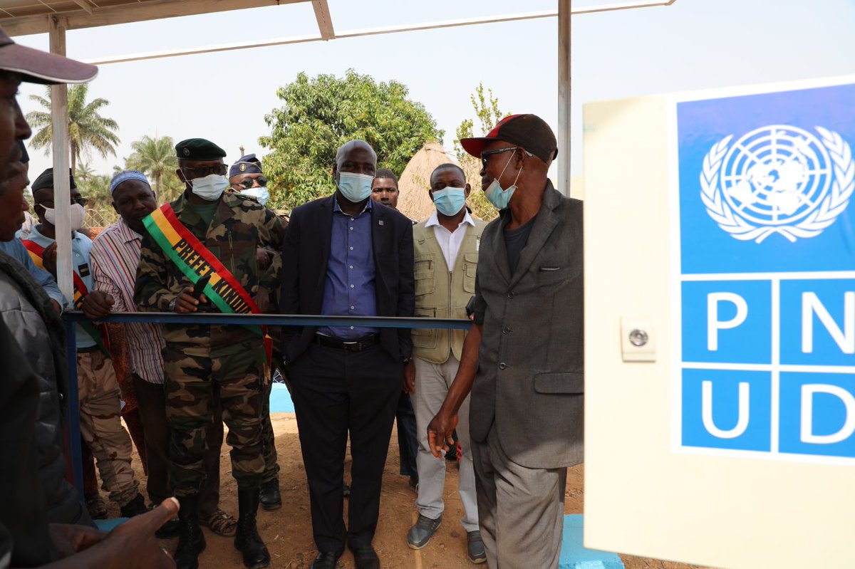 peged_pnud's tweet photo. À TEMBAYA, LE PNUD RAPPROCHE LA SOURCE D'EAU POTABLE DES FEMMES ET FILLES ET AMÉLIORE LES CONDITIONS DE VIE ET LA SANTÉ DES COMMUNAUTÉS.

Un forage équipé de pompe solaire approvisionne les communautés. 

Lire plus    https://t.co/rTcfkb4LfI

#ODD6 #EauPourTous #Kindia https://t.co/LsJBaGmbVr