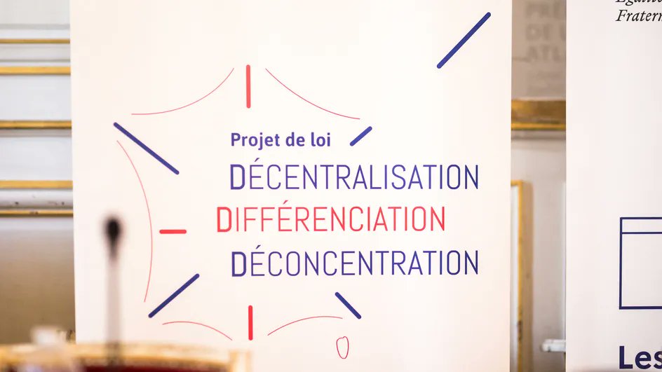 franceinfo's tweet photo. Logements sociaux, routes, éoliennes... Le Parlement adopte le projet de loi de décentralisation "3DS"

https://t.co/Wyi27w9mUt https://t.co/r20DCR9beO