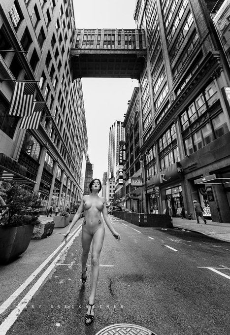 Walking through Manhattan there are so many sights to see! Tonight I&rsquo;ll be on cam with @LoValentine_<a href="/tag/manhattan"class="tags"><span>#manhattan</span></a><a href="/tag/newyorkcity"class="tags"><span>#newyorkcity</span></a><a href="/tag/publicnudity"class="tags"><span>#publicnudity</span></a><a href="/tag/camshow"class="tags"><span>#camshow</span></a>