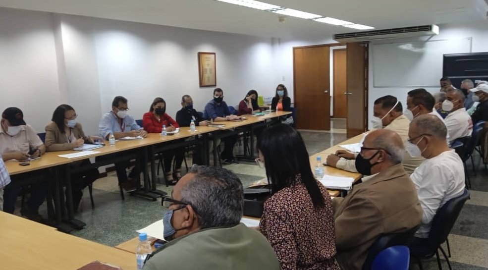 Fenasirtrasalud's tweet photo. #Hoy #9Feb #Ahora instalación de la mesa de negociación del Acta Convenio #2022 Sector #Salud @NicolasMaduro por un Salario digno a quienes nos mantenemos en la lucha contra el #COVID19 https://t.co/kpEX0kXdpE